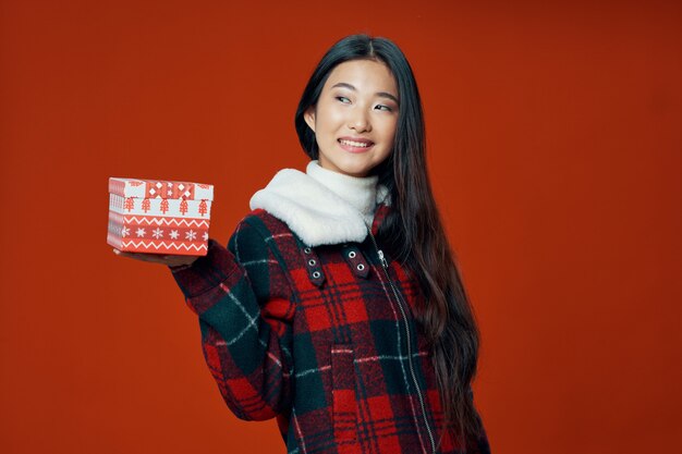 Aziatische vrouw met geschenkdoos