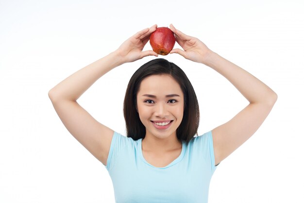 Aziatische vrouw met rode appel