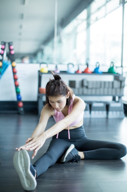 Aziatische vrouw spelen fitness in de sportschool