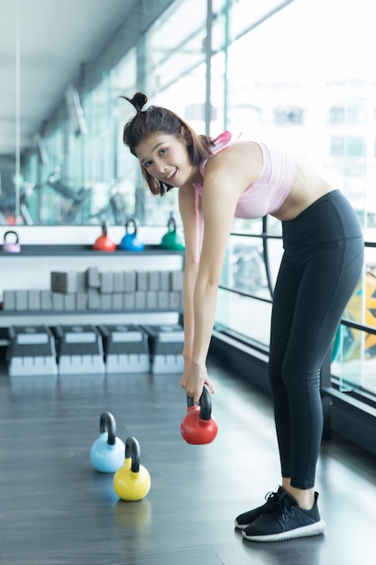 Aziatische vrouw spelen fitness in de sportschool