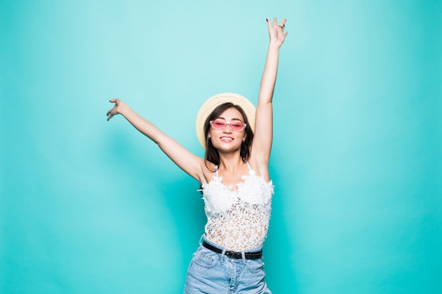 Aziatische vrouw succes dansen en vieren staande in volle lengte geïsoleerd op groene muur.