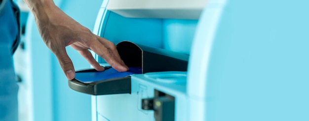 Aziatische vrouwelijke zakenreis wit cllar shirt zelf paspoort inchecken met automatische machine luchthaventerminal veiligheid reizen concept nieuwe normale levensstijl hand persoon close-up