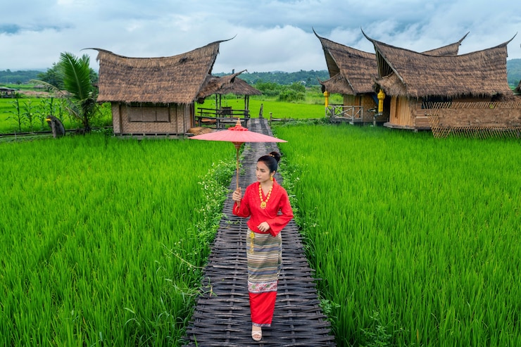 Gratis Foto aziatische vrouwen die traditioneel thais kledingskostuum dragen volgens de thaise cultuur op de beroemde plaats in de provincie nan, thailand