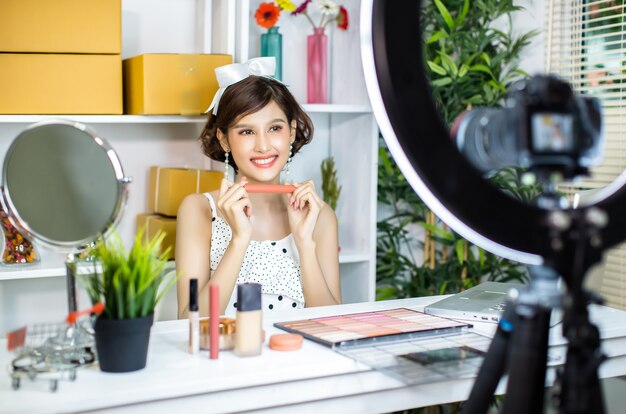 Aziatische vrouwenschoonheid vlogger of blogger opname make-up