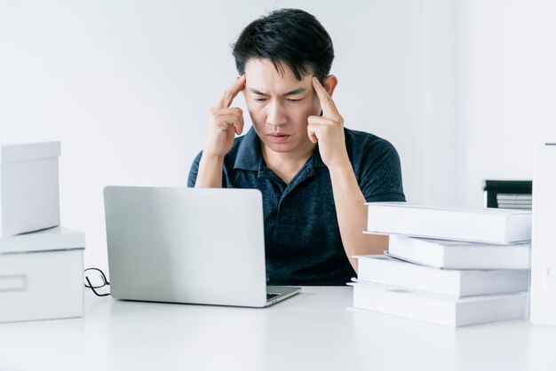 Aziatische werkende harde man met office-syndroom heeft een probleem met een deel van het lichaam, arm, schouder, hoofd, nek, terug, gezond, probleem, ideeën, concept