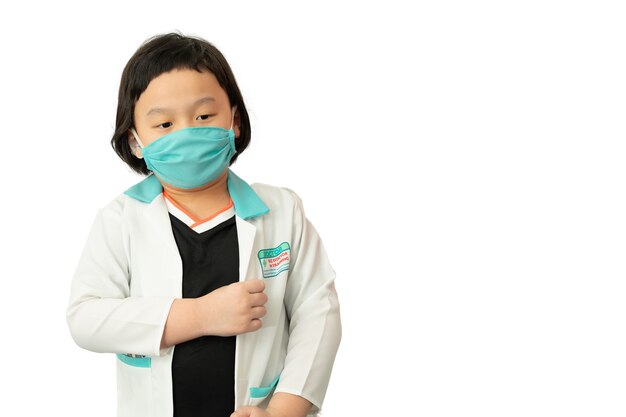 Azië kind arts met chirurgisch masker neerkijkt geïsoleerd achtergrond portret met kopie ruimte