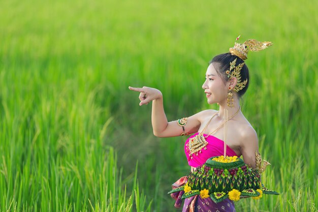 Azië vrouw in Thaise jurk traditionele greep kratong. Loy krathong-festival