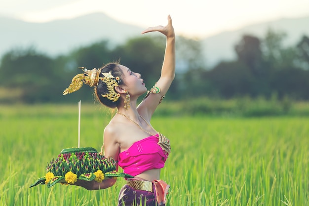 Azië vrouw in Thaise jurk traditionele greep kratong. Loy krathong-festival