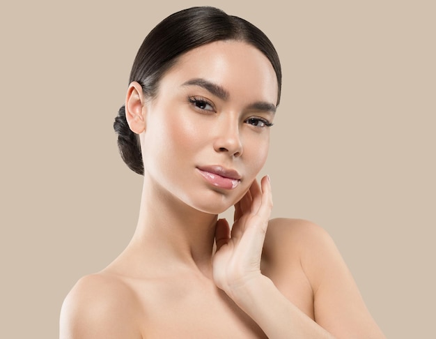 Azië vrouw schoonheid gezicht lichaam portret wat betreft haar gezicht gezonde huid. kleur achtergrond. bruin
