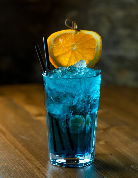 Azuurblauwe cocktail op tafel
