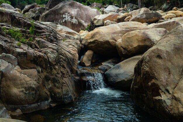 Ba Ho-watervallen klifspringen in de provincie Khanh Hoa, Vietnam