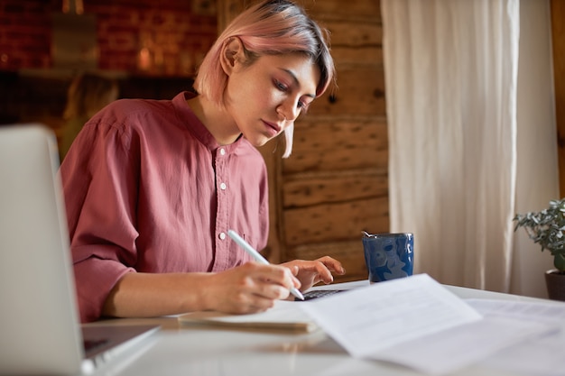 Baan, beroep en freelance. Student meisje schrijven op een papier