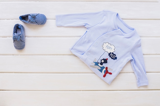 Baby concept met jongens kleding