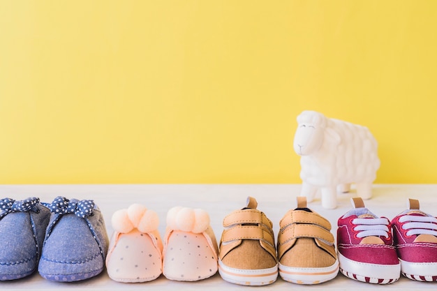 Baby concept met vier verschillende paren schoenen