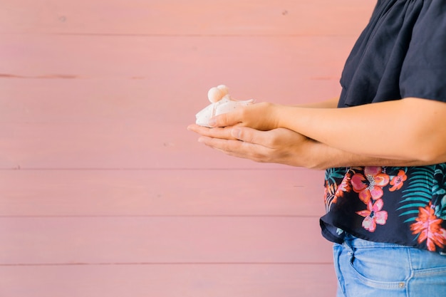 Gratis foto baby concept met vrouw met kleine schoenen