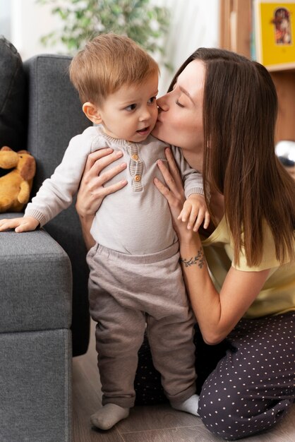 Baby doet zijn eerste stapjes