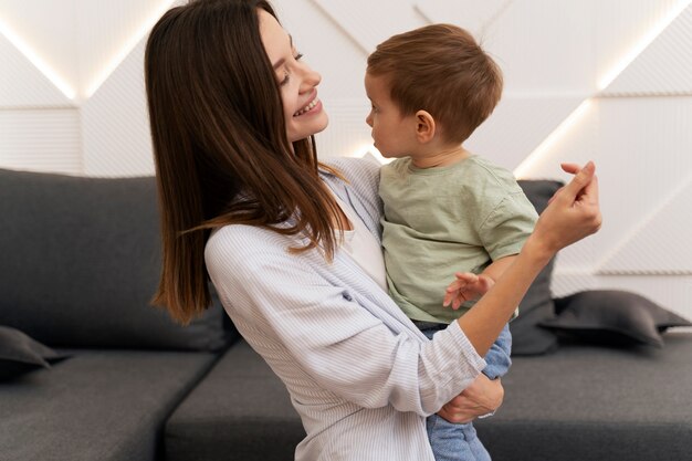 Baby doet zijn eerste stapjes