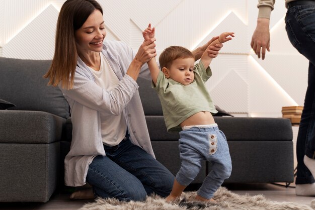 Baby doet zijn eerste stapjes