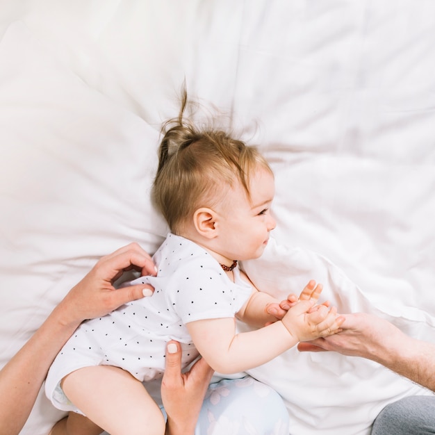 Baby in bed in de ochtend