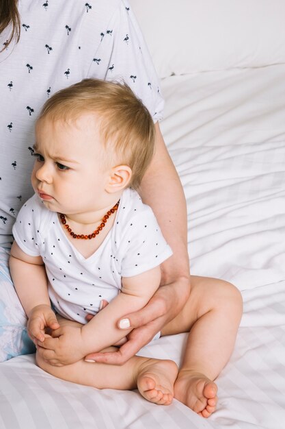 Baby in bed in de ochtend