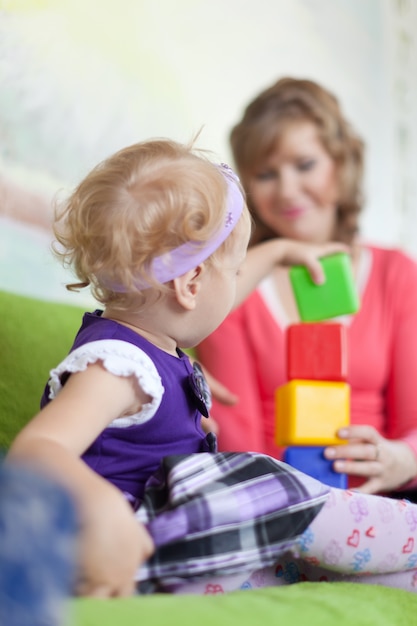 Gratis foto baby meisje met moeder