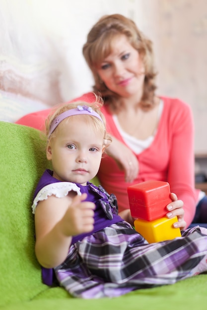 Baby meisje speelt met blokken