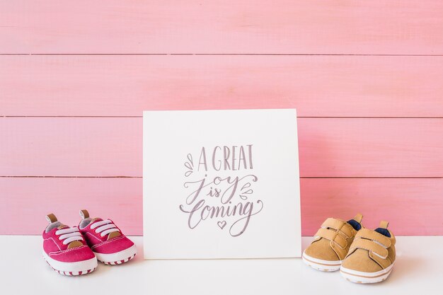 Baby presentatie concept met papier en schoenen