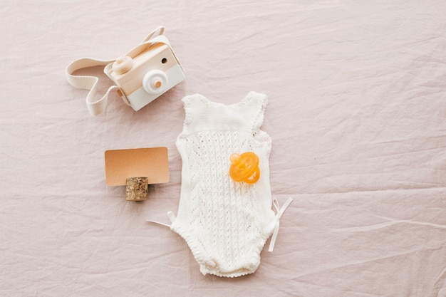 Baby romper en speelgoed camera