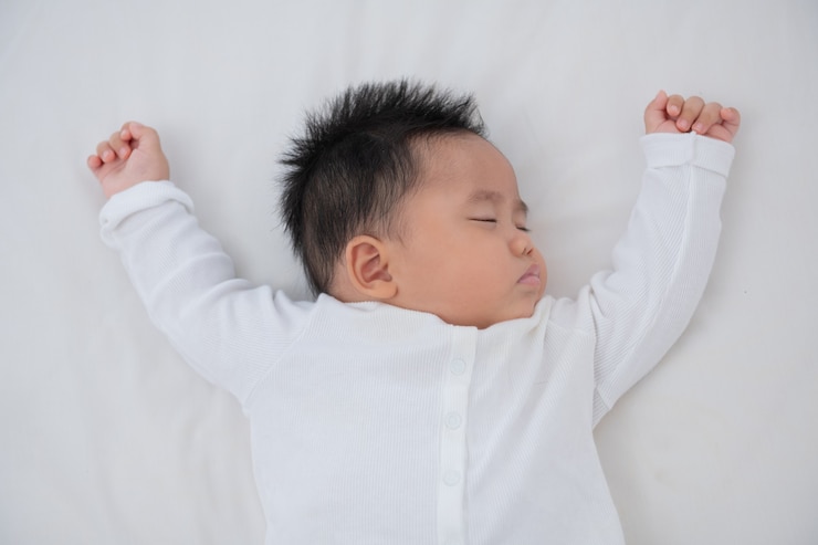 Gratis Foto baby slaapt in bed.