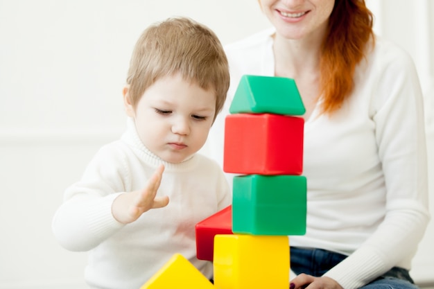 Baby spelen met kleurrijke speelgoedblokken