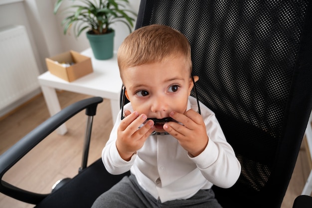 Gratis foto baby verkleed als zakenman