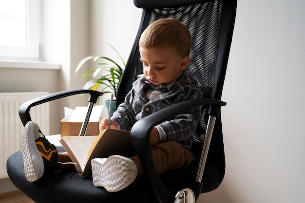 Gratis foto baby verkleed als zakenman