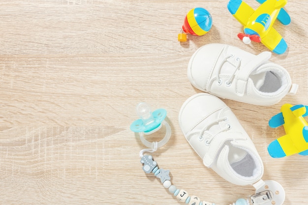 Babyaccessoires voor de gezondheidszorg, spelen en voeden op tafel. Plat leggen. Baby of kinderen concept.