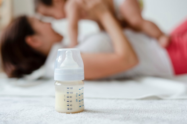 Gratis foto babyformule met moeder en baby op de achtergrond