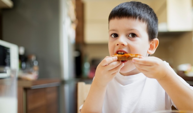 Babyjongen die een snack hebben thuis