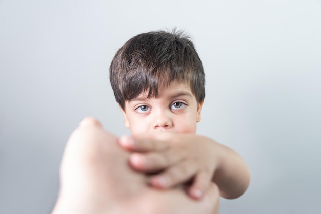 Babyjongen houdt vaders hand vast