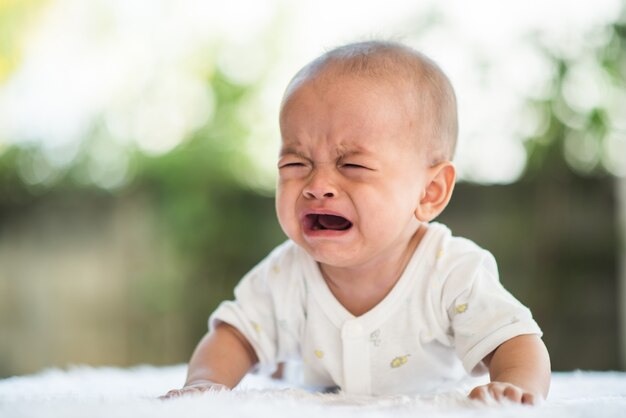 Babyjongen huilt. Verdrietig kindportret