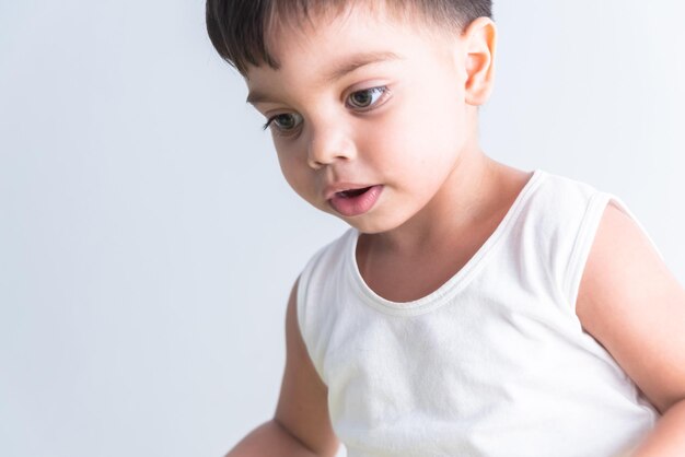 Babyjongen in wit t-shirt op witte achtergrond