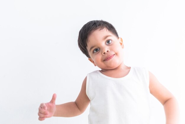 Babyjongen in wit t-shirt op witte achtergrond