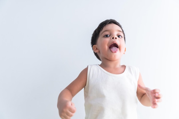 Babyjongen in wit t-shirt op witte achtergrond