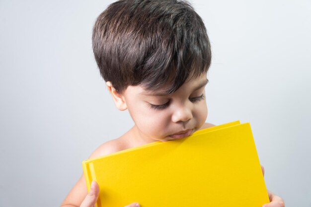 Babyjongen met geel boek