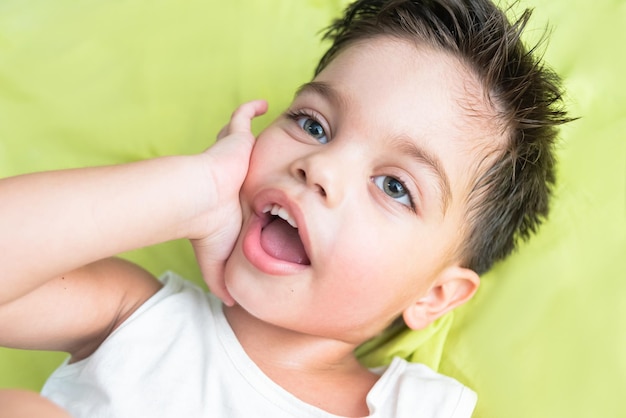 Babyjongen met grappige uitdrukking op zijn gezicht