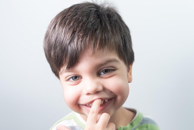 Babyjongen met grappige uitdrukking op zijn gezicht