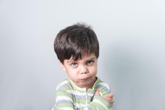 Babyjongen met grappige uitdrukking op zijn gezicht