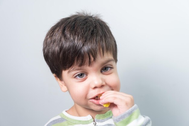 Babyjongen met grappige uitdrukking op zijn gezicht