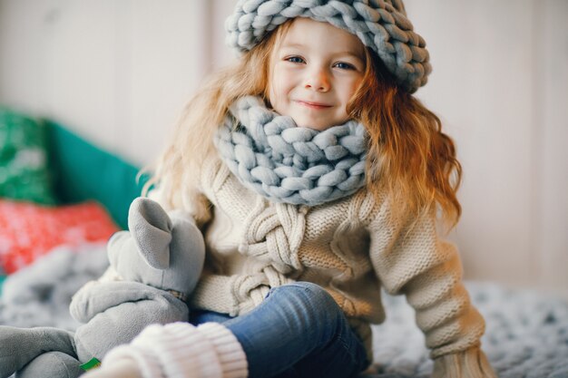 babymeisje in gebreide muts en sjaal