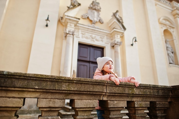 Gratis foto babymeisje met lolly draagt roze jasje in de tsjechische stad valtice