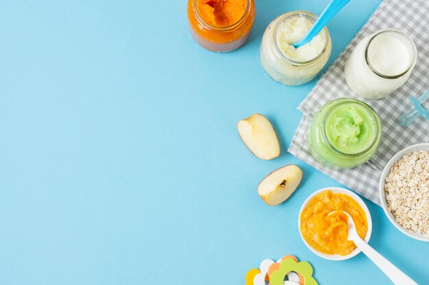 Babyvoeding op blauwe hoogste mening als achtergrond