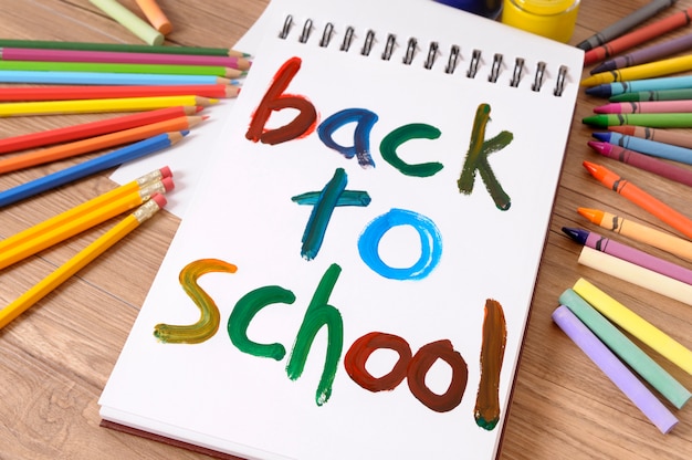 Back to school geschilderd op een wit boek