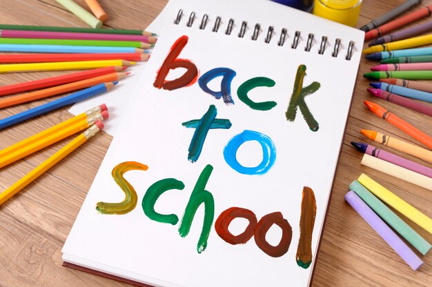 Back to School geschilderd op een wit boek